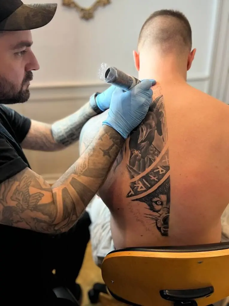 Lettering tatovering fra Black Atlas